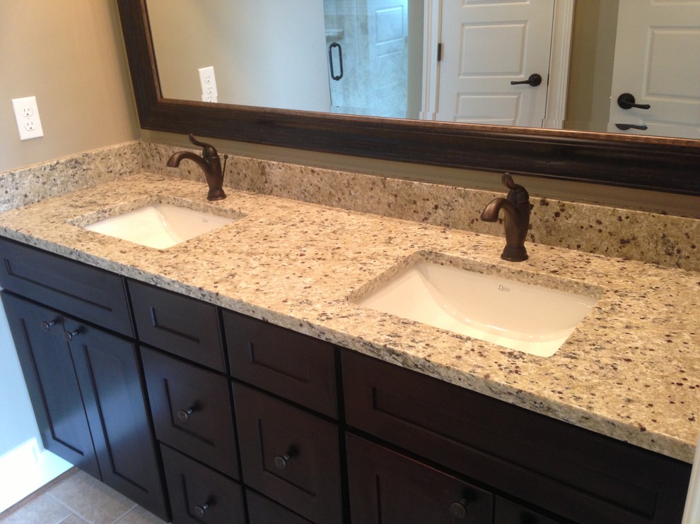 Crema Pearl Granite for Traditional Bathroom with Countertops