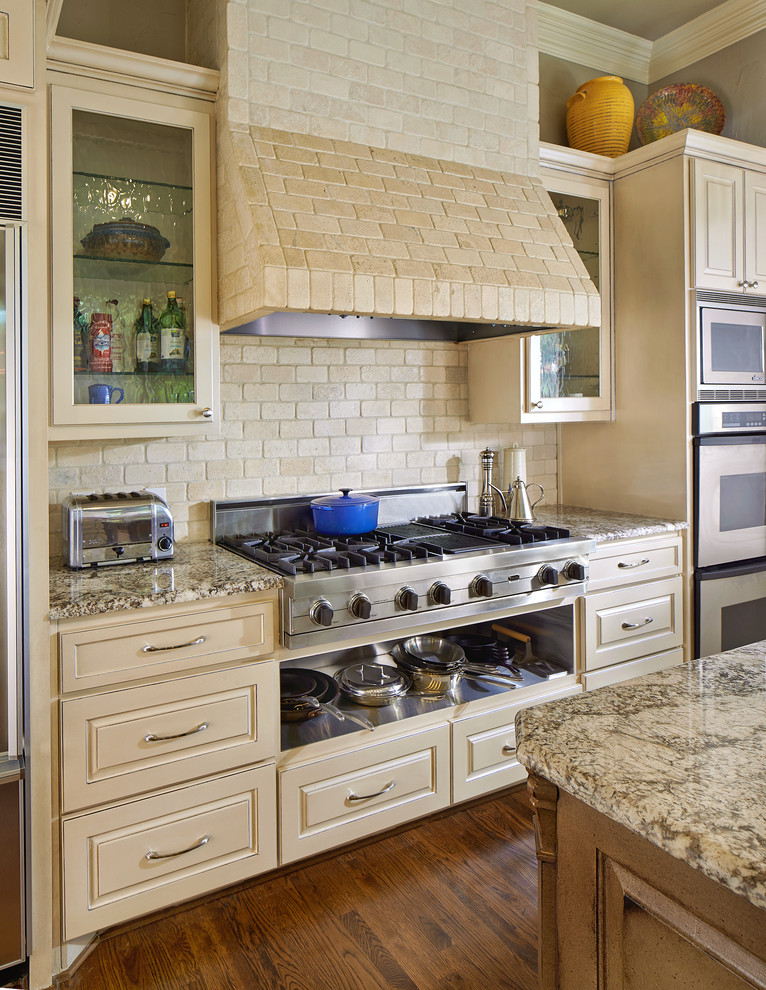 Paris Texas Hardware for Traditional Kitchen with Rangetop