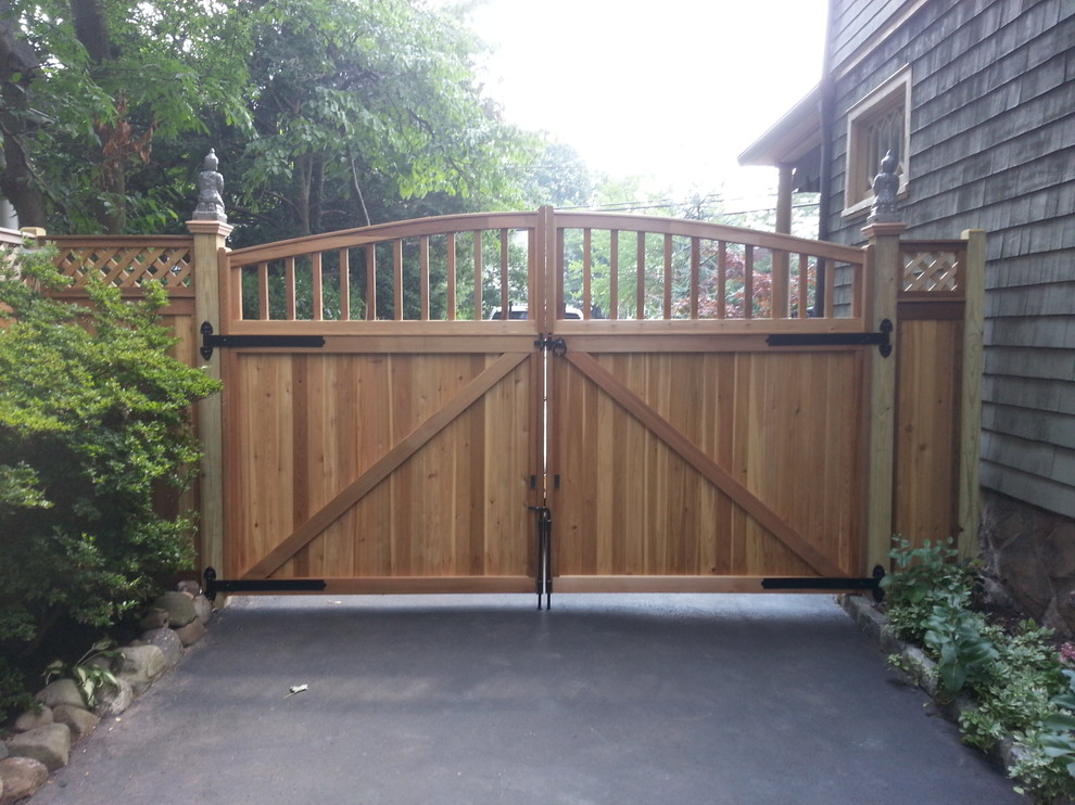 Wayside Fence for Traditional Spaces with Fence