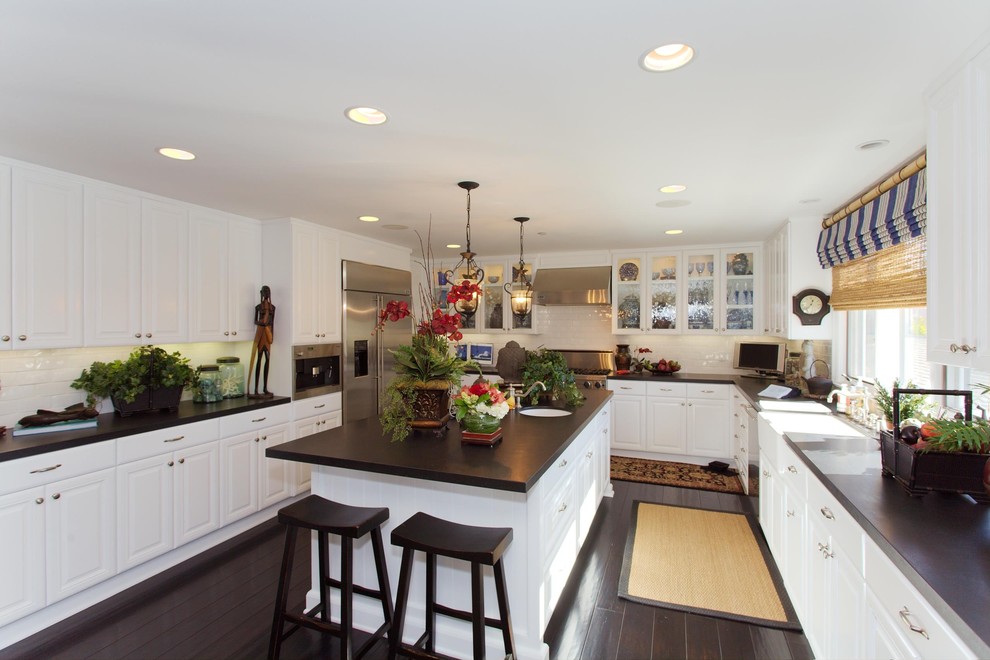 Black Honed Granite Kitchen Beach with Black and White Breakfast