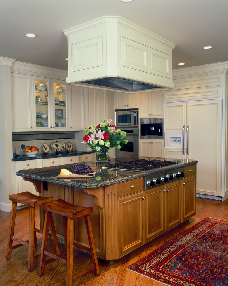 Built in Stove Top Kitchen Traditional with Area Rug Breakfast Bar