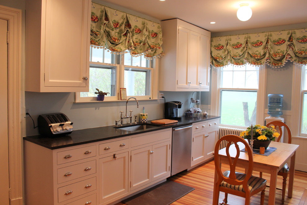 Farmhouse Kitchen Faucet Kitchen Farmhouse with Antique Floor Antique Home1