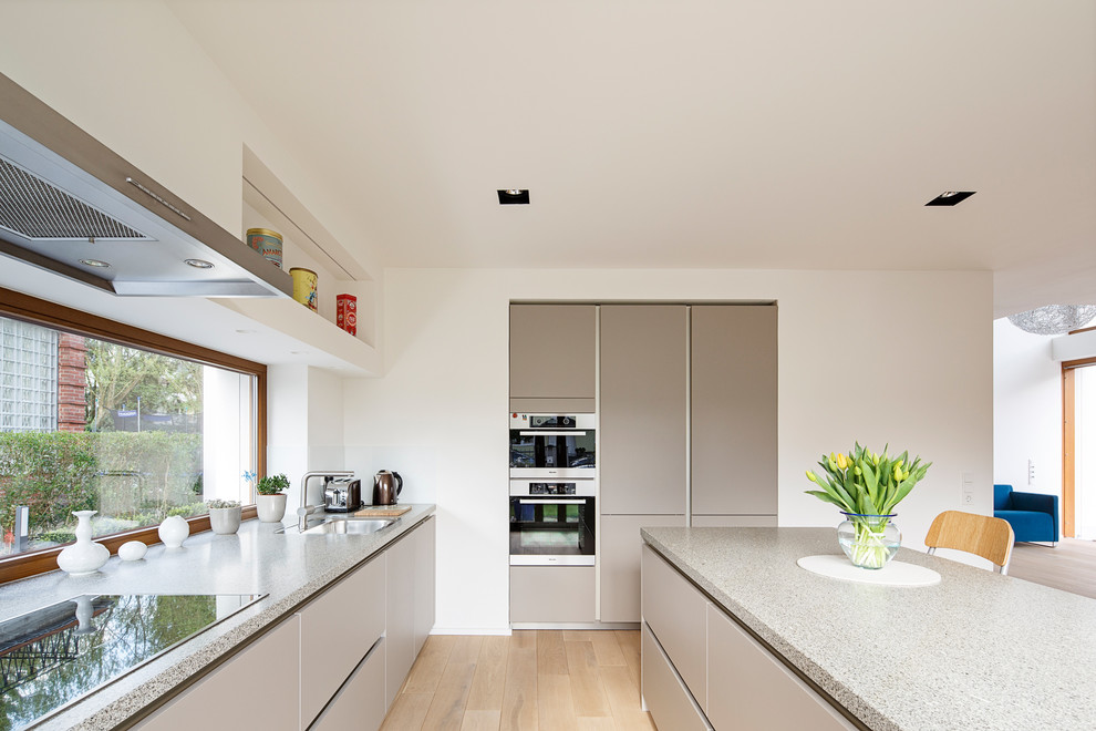 Flat Panel Kitchen Cabinets Kitchen Modern with Blue Sofa Einfamilienhaus Fenster