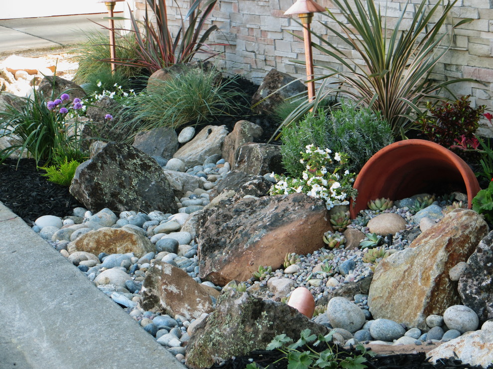 Jeffrey Court Tile Landscape Traditional with Front Yard Landscape Garden