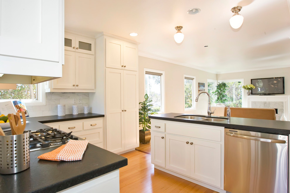 Marble Kitchen Backsplash Kitchen Traditional with Beige Wall Black Countertop