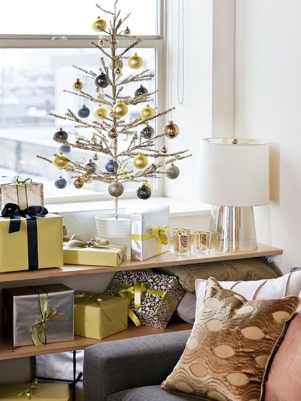 Modern Christmas Decorations Spaces Transitional with Baubles Elegant Christmas Gold