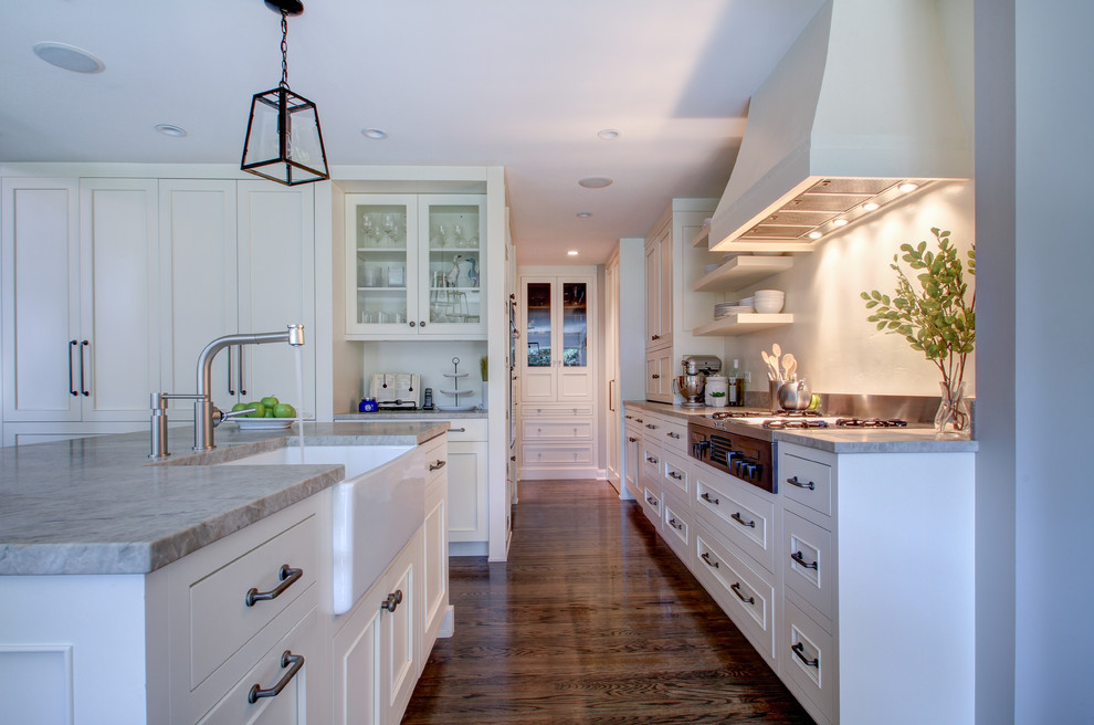 Mother of Pearl Granite Kitchen Traditional with Cooktop Farm Sink Farmhouse