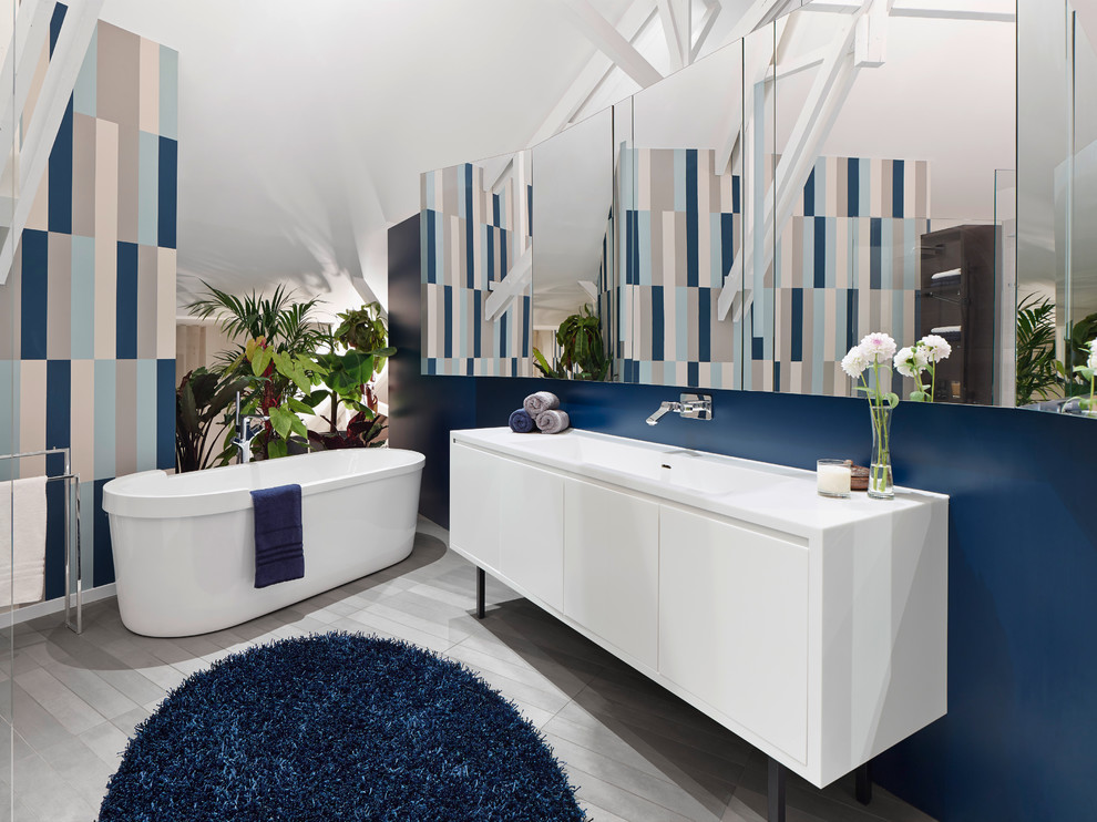 Standing Towel Rack Bathroom Contemporary with Badewannen Blaue Wand Blauer