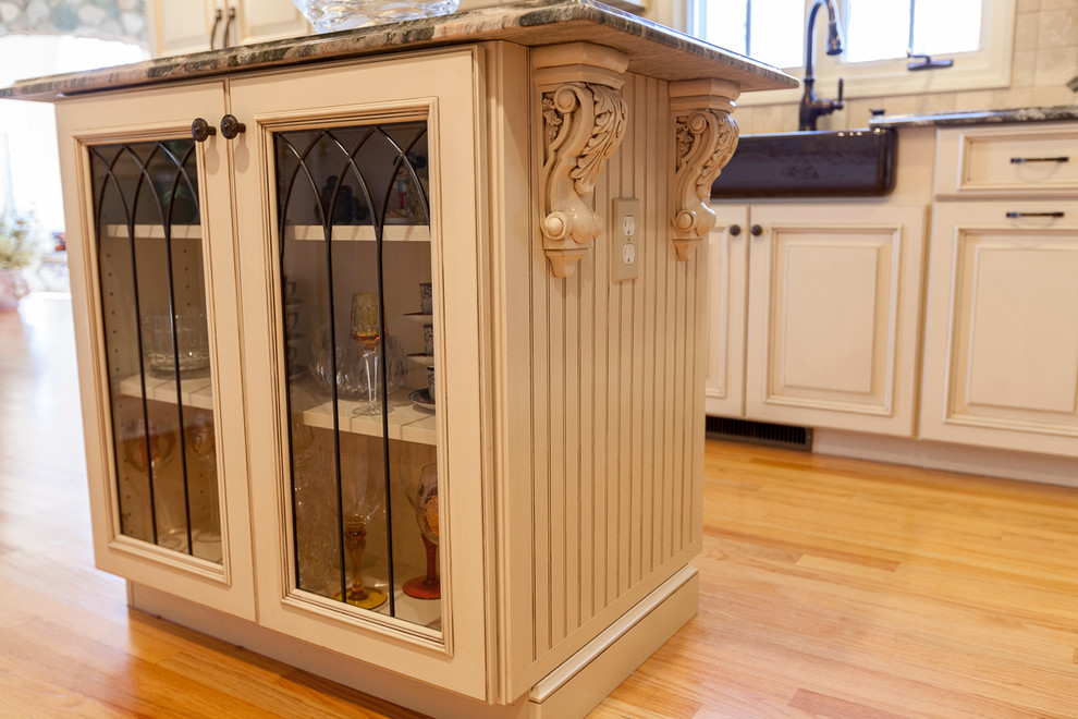 Trumbull Kitchen Kitchen Traditional with Corbel Glaze Island Mural4