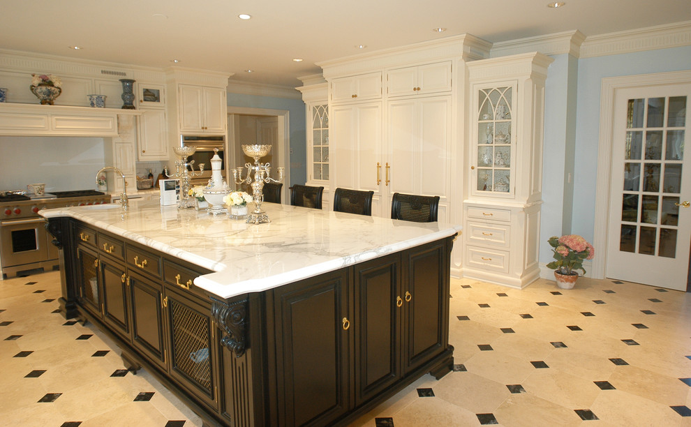 Toe Kick with Base Moulding  for Traditional Kitchen with Breakfast Bar