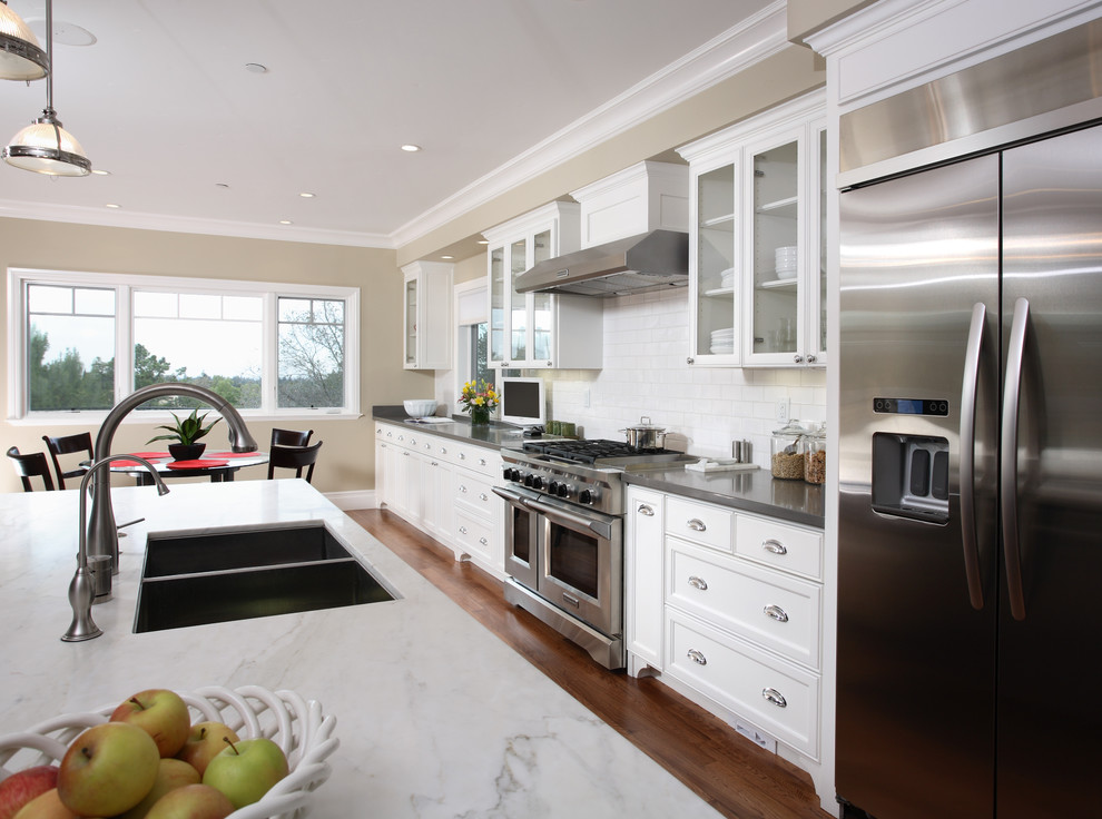 Toe Kick with Base Moulding  for Traditional Kitchen with Kitchen Island