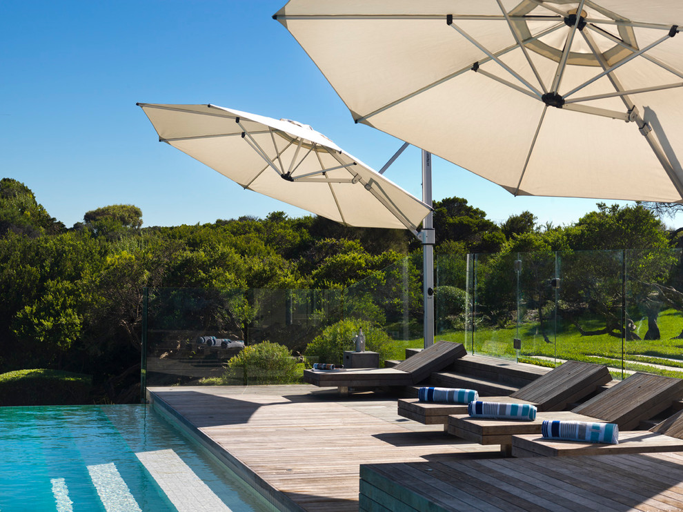 Cantilever Umbrella for Contemporary Pool with Horizon Edge