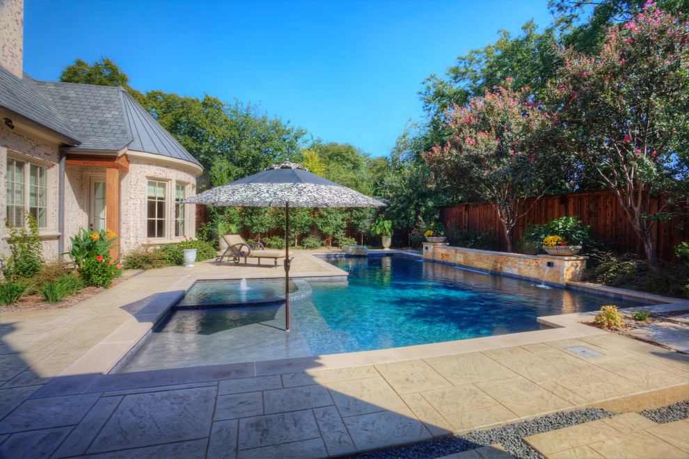 Cantilever Umbrella for Traditional Pool with Traditional