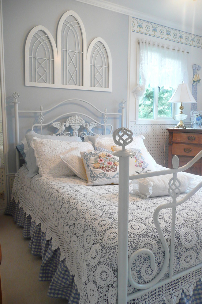 Coverlet for Shabby Chic Style Bedroom with Throw Pillows