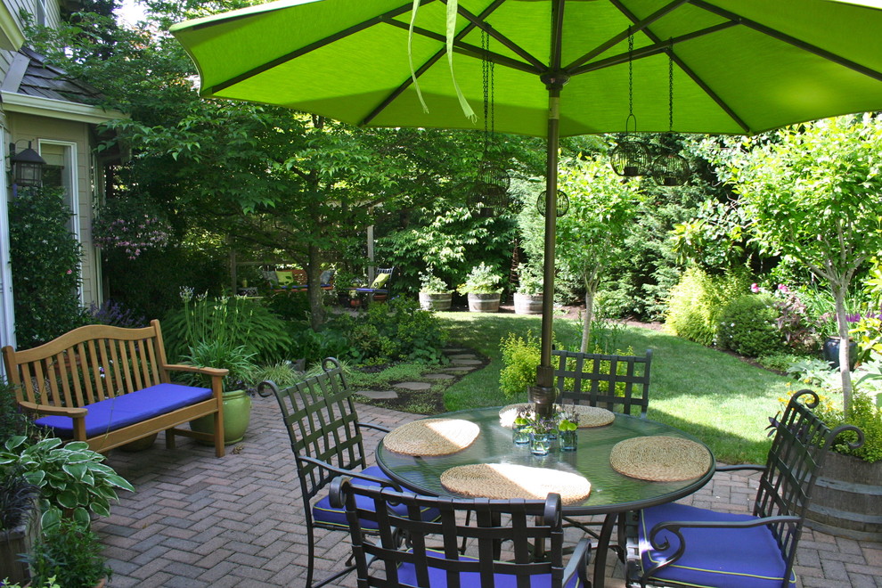 Patio Umbrella for Traditional Patio with Back Yard