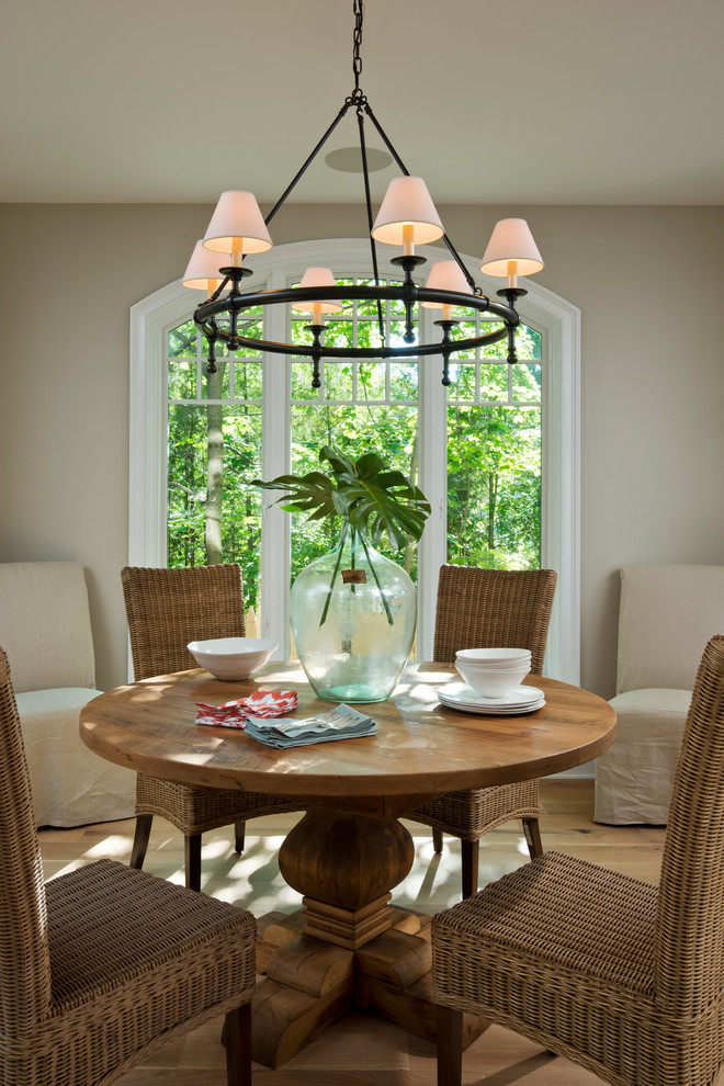 Rattan Dining Chairs for Traditional Dining Room with Round Wood Table