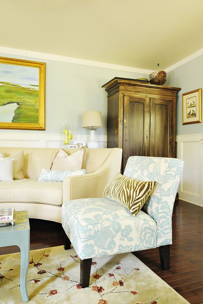Slipper Chair for Traditional Living Room with Wood Molding