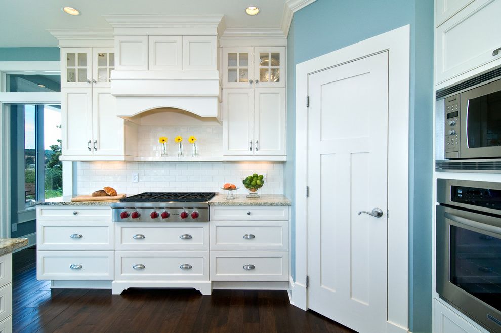Frigidaire Gallery Stove with Traditional Kitchen Crown Molding