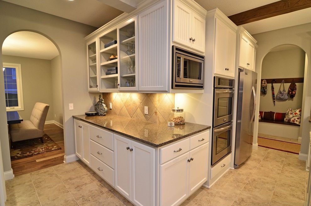 Frigidaire Gallery Stove with Traditional Kitchen Dining Bench