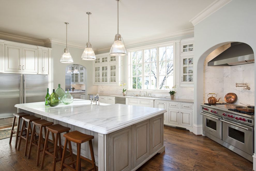 Frigidaire Gallery Stove with Traditional Kitchen Raised Panel Cabinets