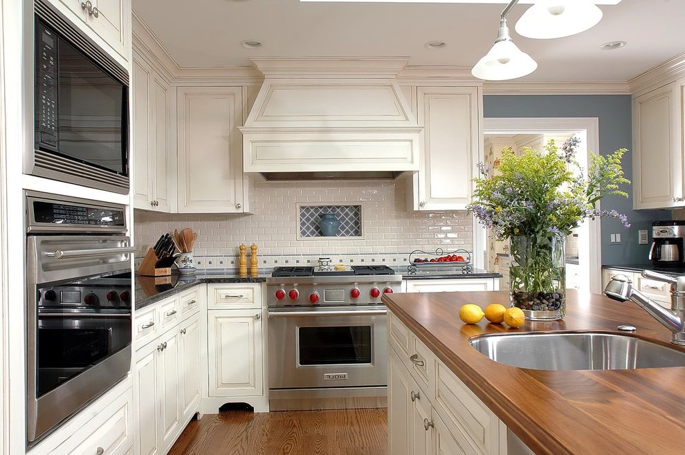 Frigidaire Gallery Stove with Traditional Kitchen Range Hood