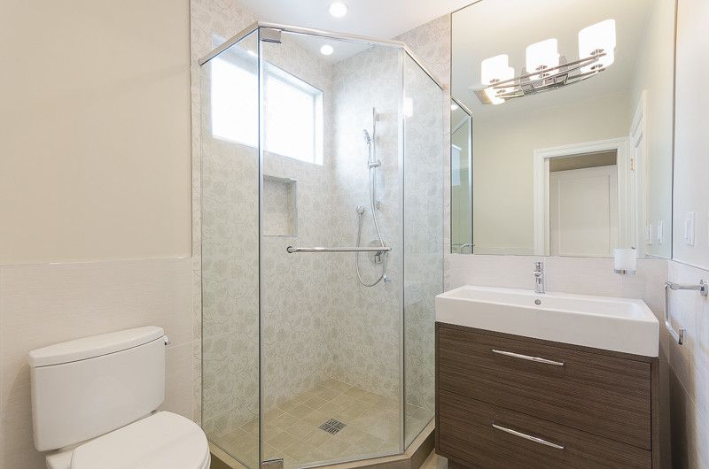4states Chrome Shop Modern Bathroom with Bathroom Sink