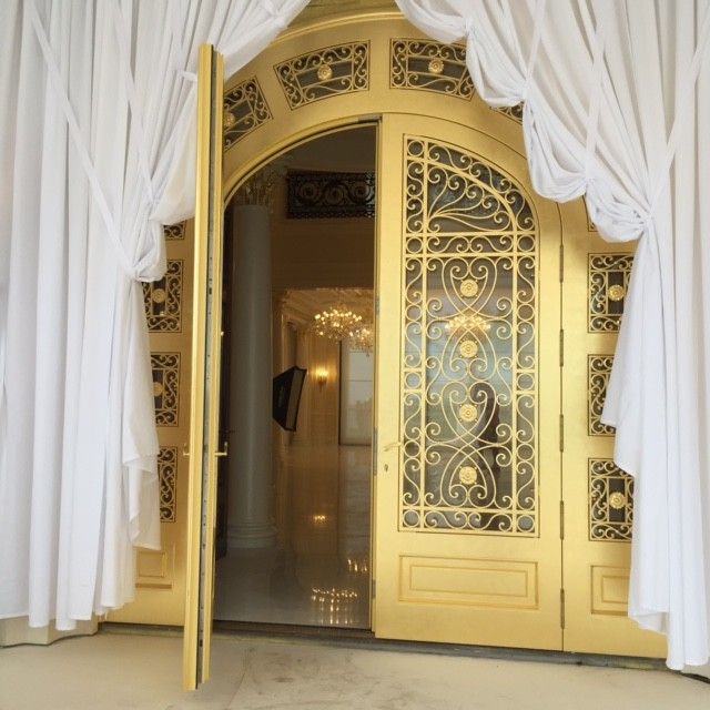 Palais Royal Comenity  Entry with Royal Living