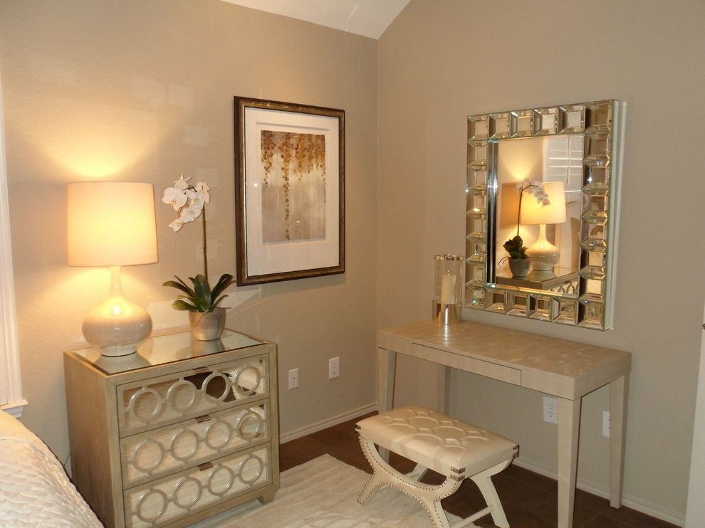 Versa Desk Transitional Bedroom with Accessories