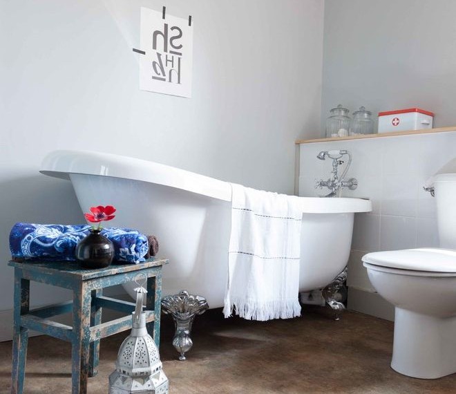 Cast Iron Clawfoot Tub Contemporary Bathroom with Toilette Blanche