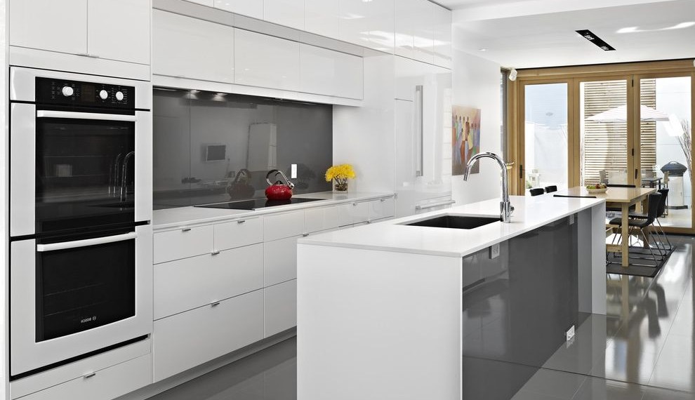 Delta Single Handle Kitchen Faucet Contemporary Kitchen with Cooktop