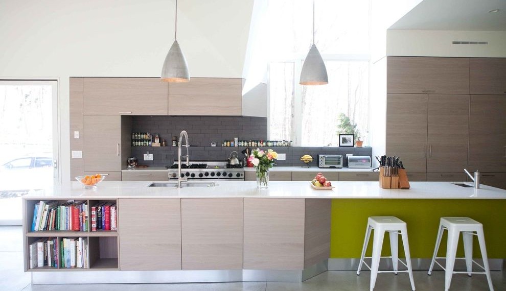 Delta Single Handle Kitchen Faucet Modern Kitchen with White Countertop