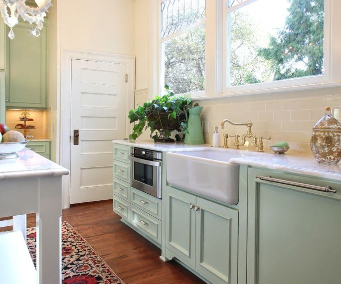 Delta Single Handle Kitchen Faucet Traditional Kitchen with Farmhouse Sink
