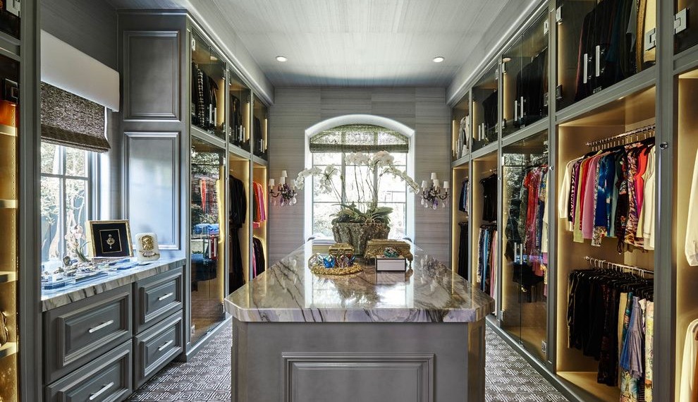 Heavy Duty Caster Wheels Transitional Closet with Glass Cabinet in Closet