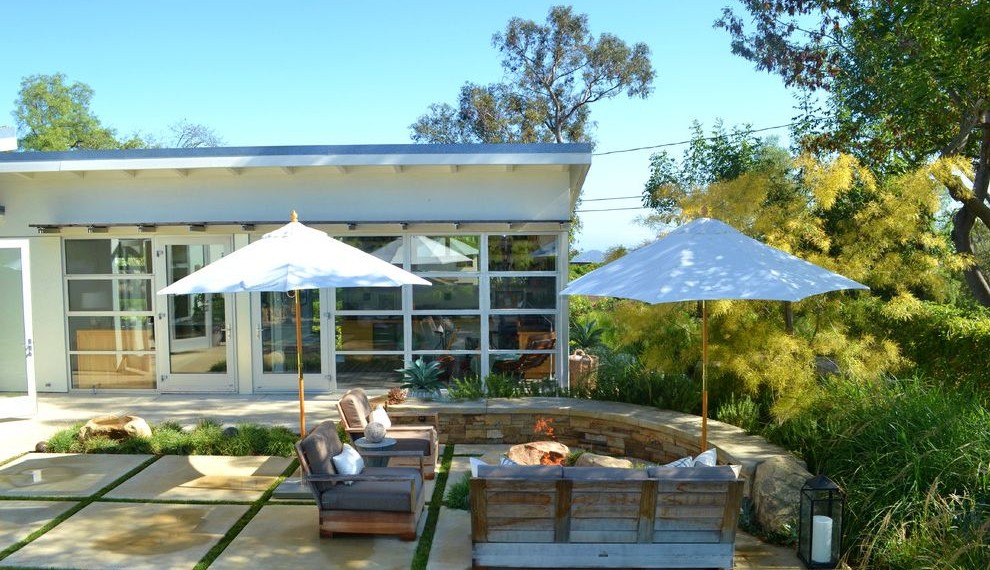 Large Retaining Wall Blocks Modern Patio with Outdoor White Umbrella