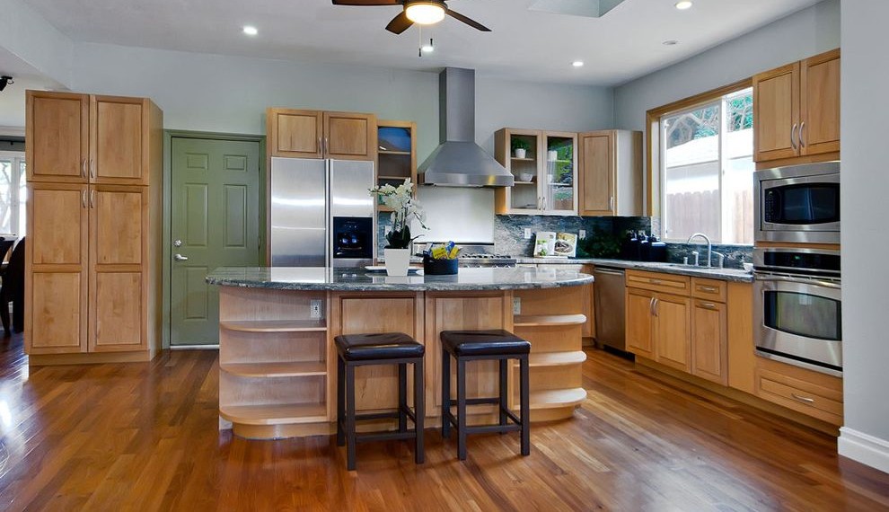 Stainless Steel Oven Traditional Kitchen with Kitchen Island with Cabinets