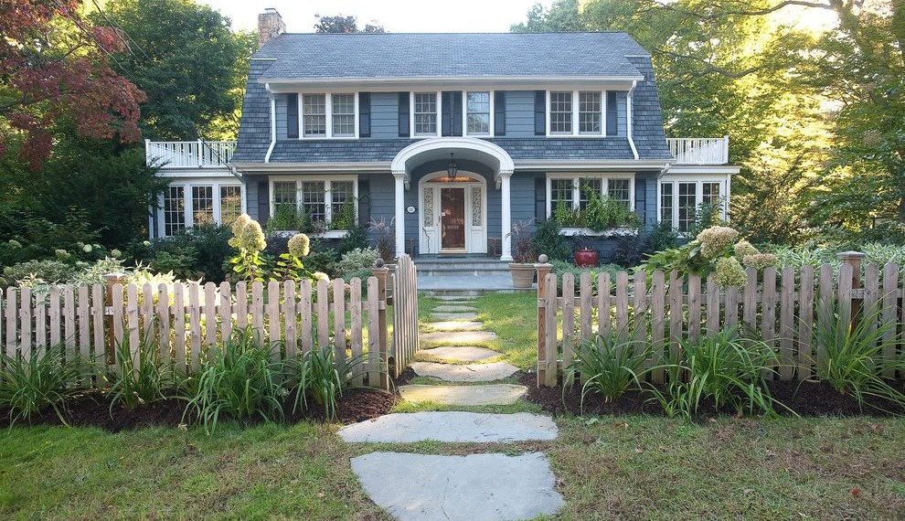 Vinyl Picket Fence Traditional Landscape with Turf